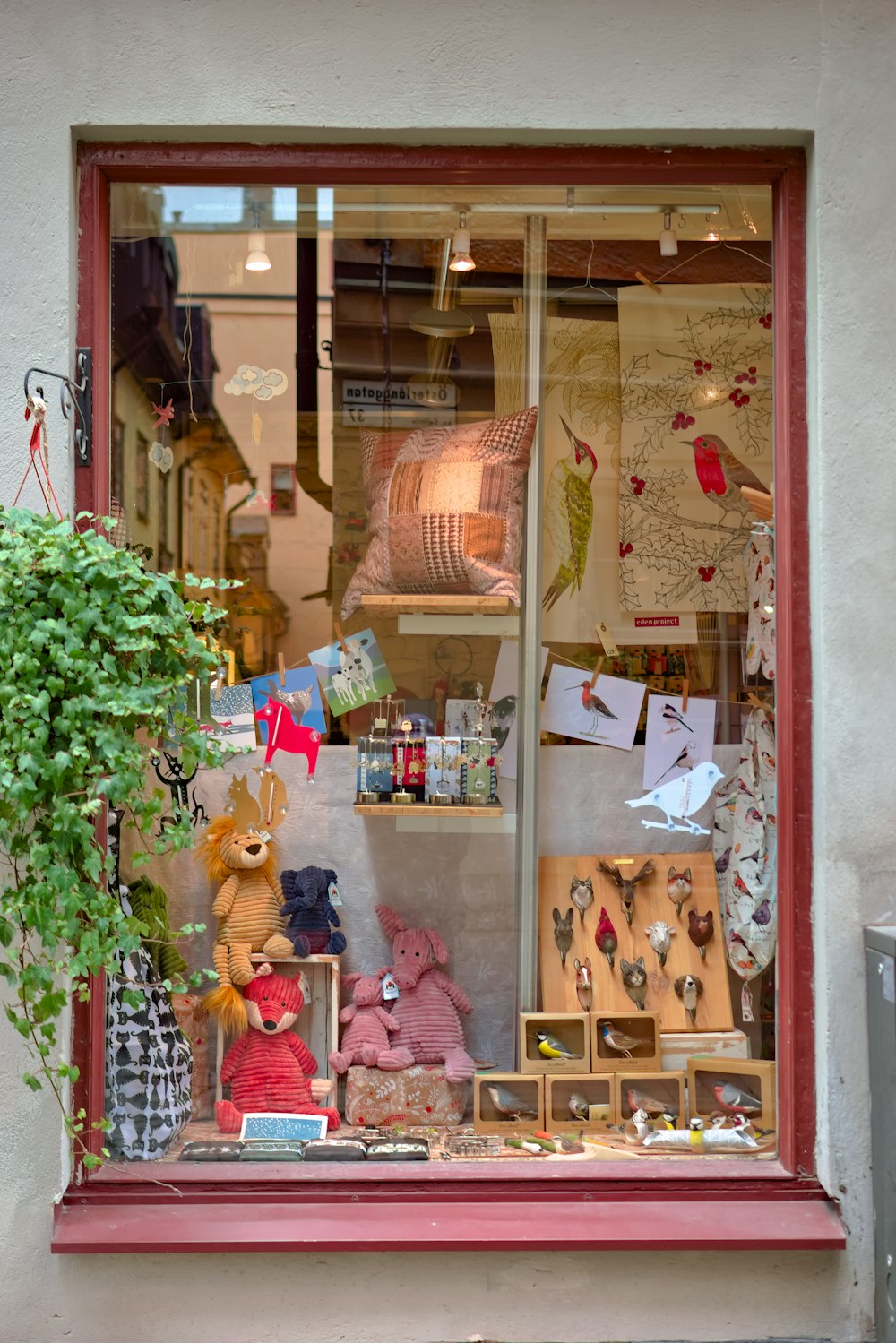 ventana de vidrio con marco de madera roja