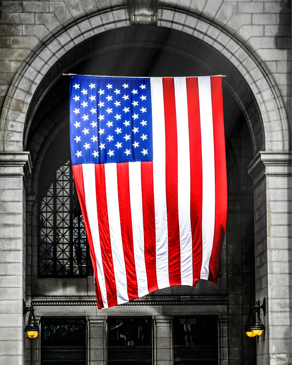 Pistolet sur drapeau américain image libre de droit par stillfx