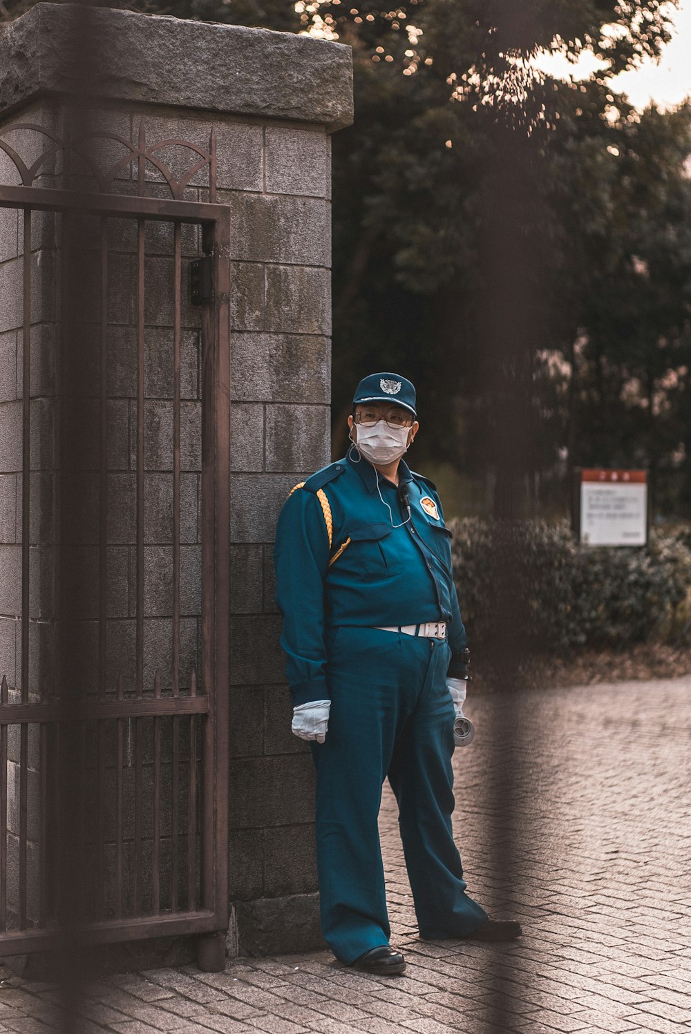 コンクリートの門に立っている男