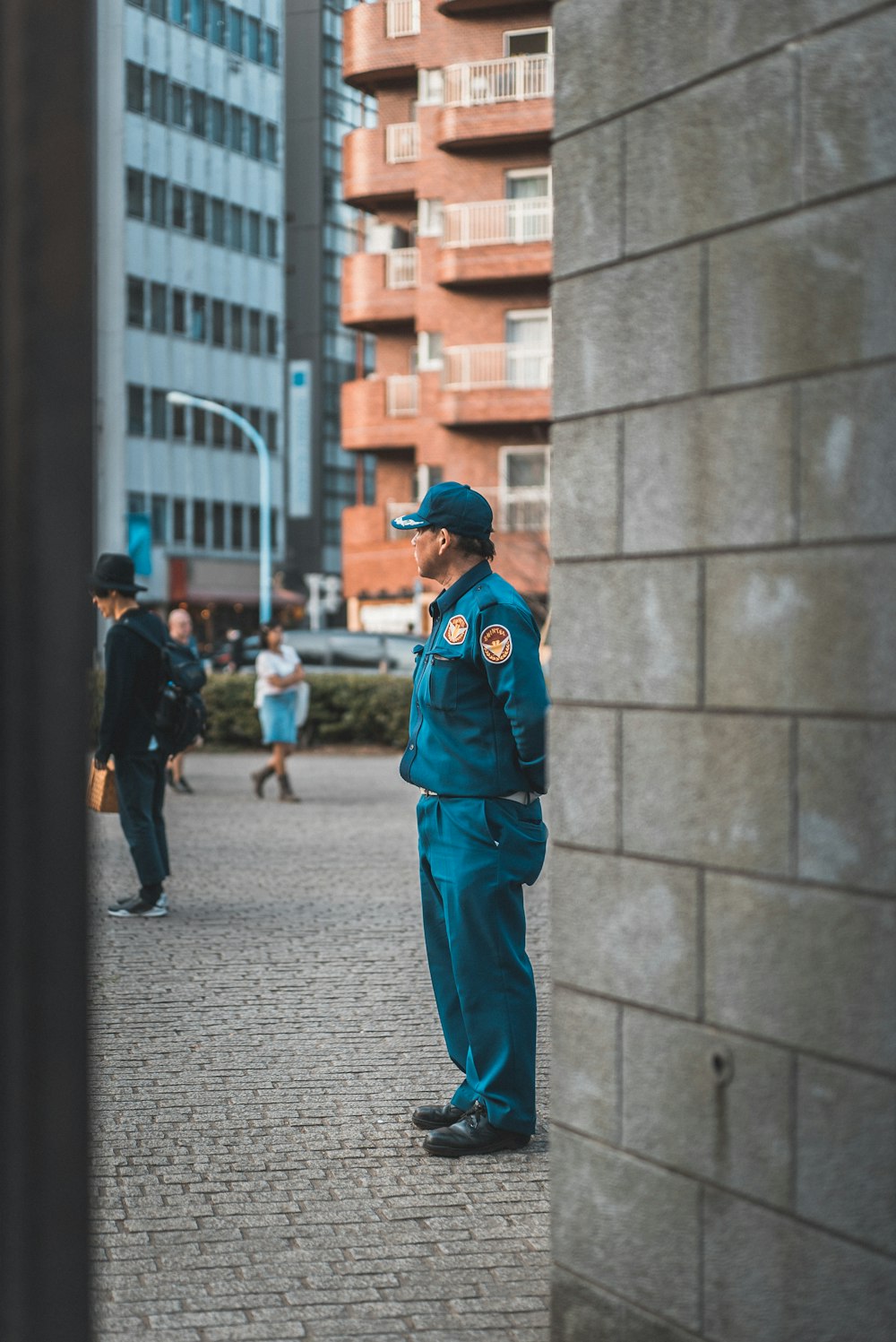 Hombre con uniforme de policía