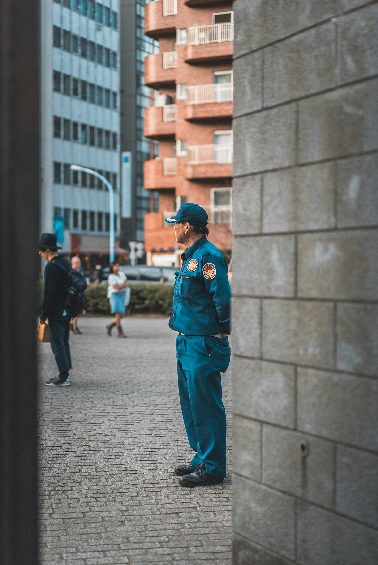 Sony a7S + Sony Sonnar T* FE 55mm F1.8 ZA sample photo. Man in a police photography
