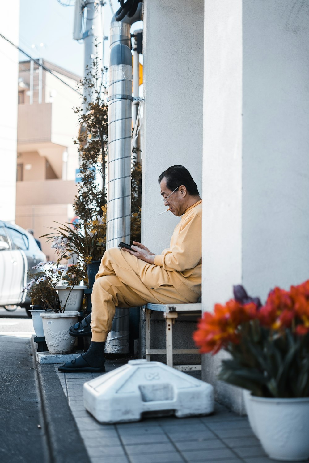 homem sentado em um macacão amarelo