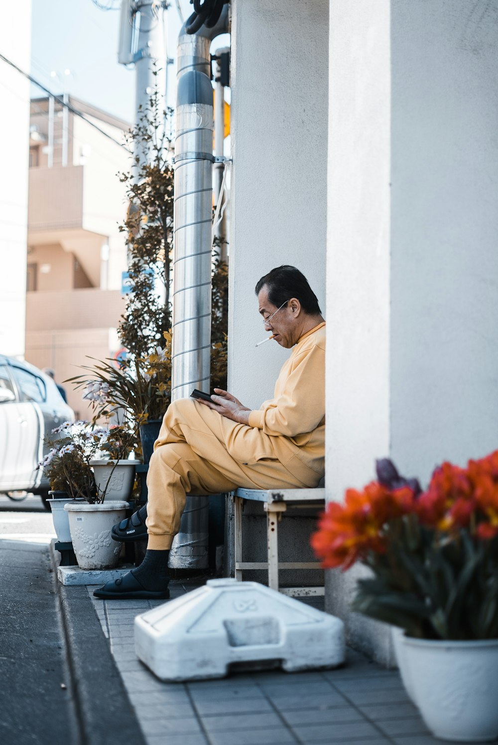 Homme assis dans une combinaison jaune