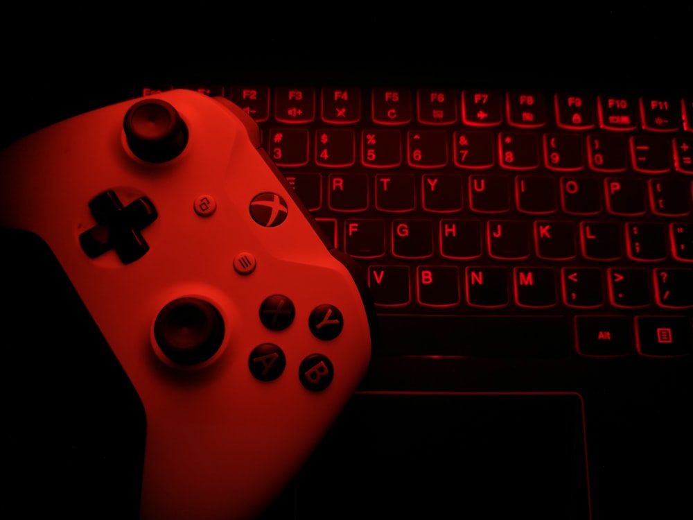 controlador de jogo Xbox vermelho