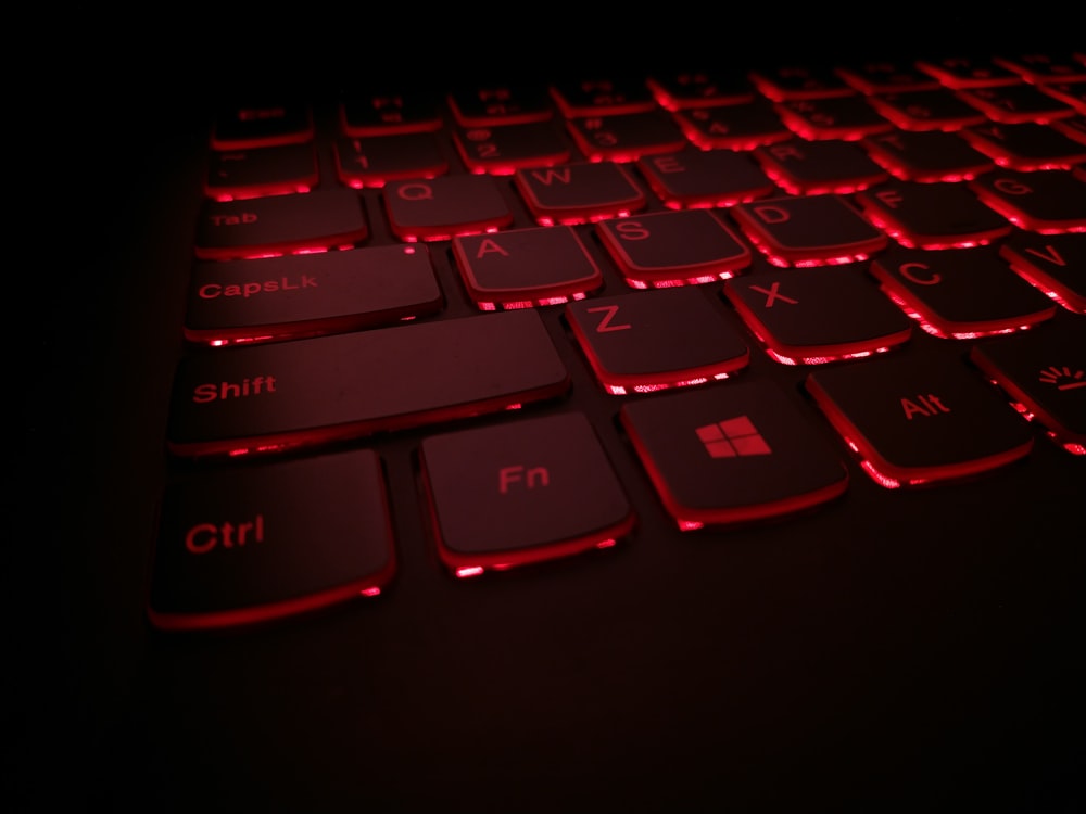 Clavier d’ordinateur portable noir et rouge