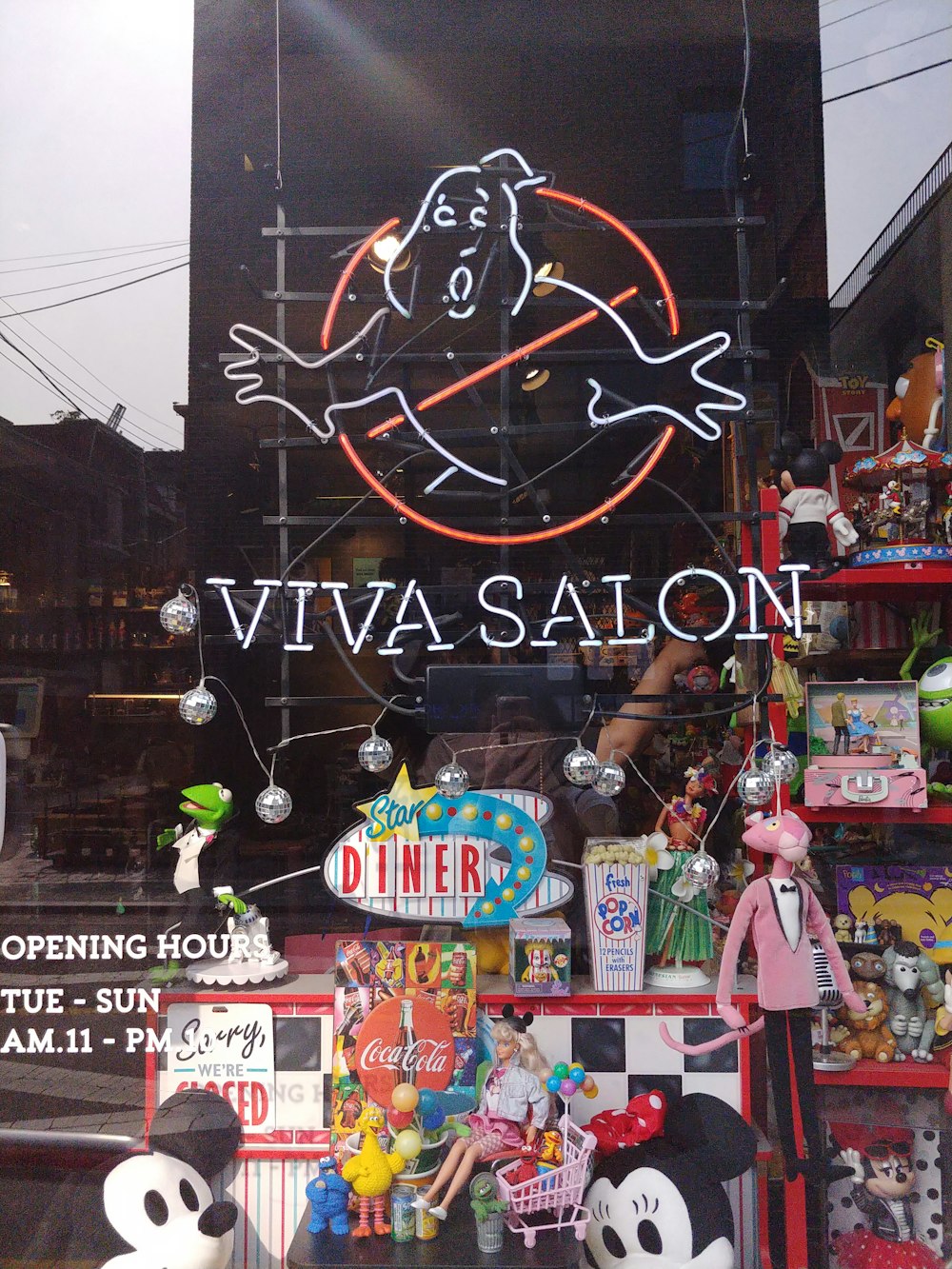 Viva Salon neon sign