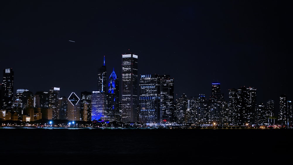 Skyline de la ville la nuit