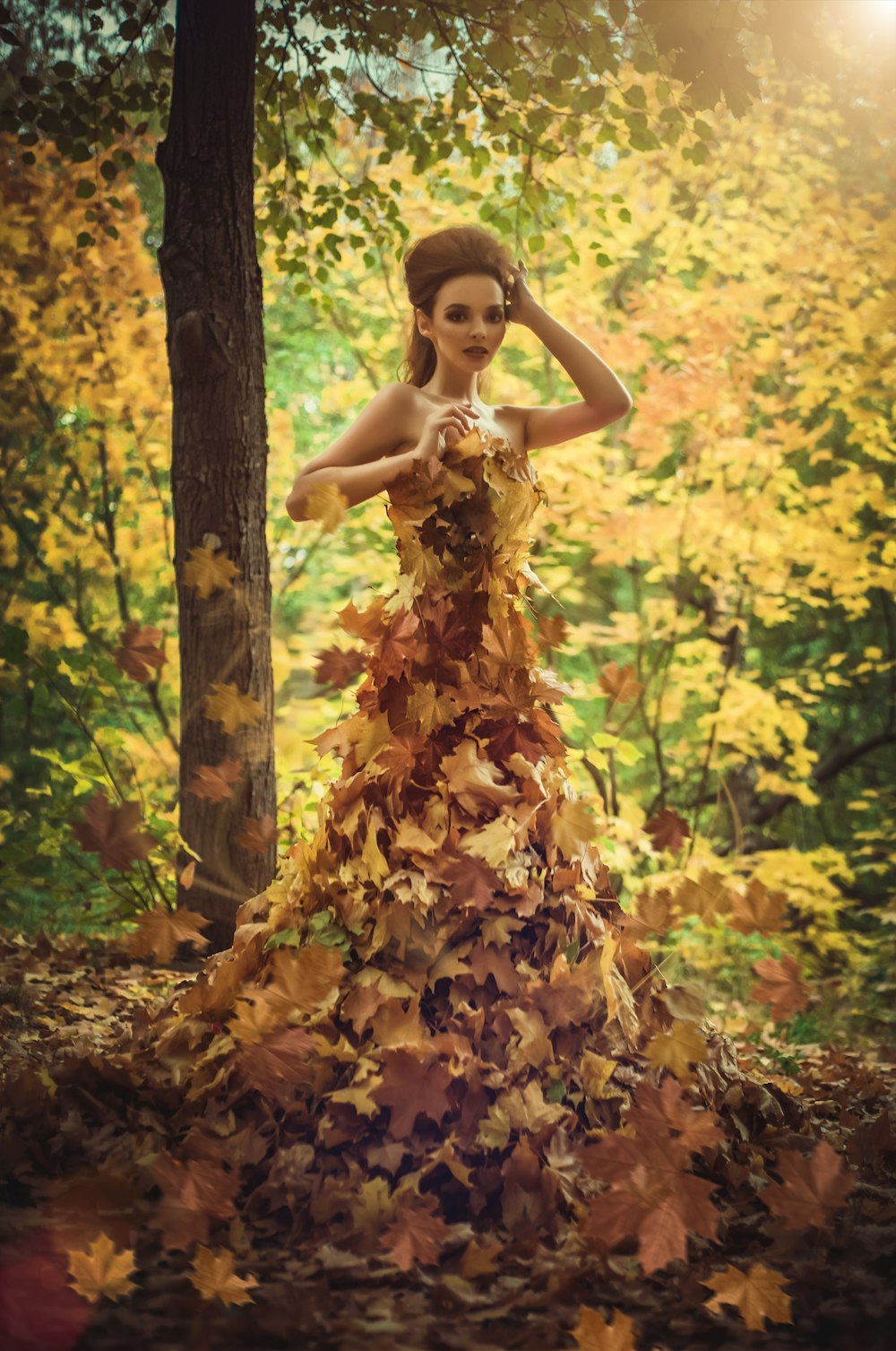 femme debout entourée de feuilles