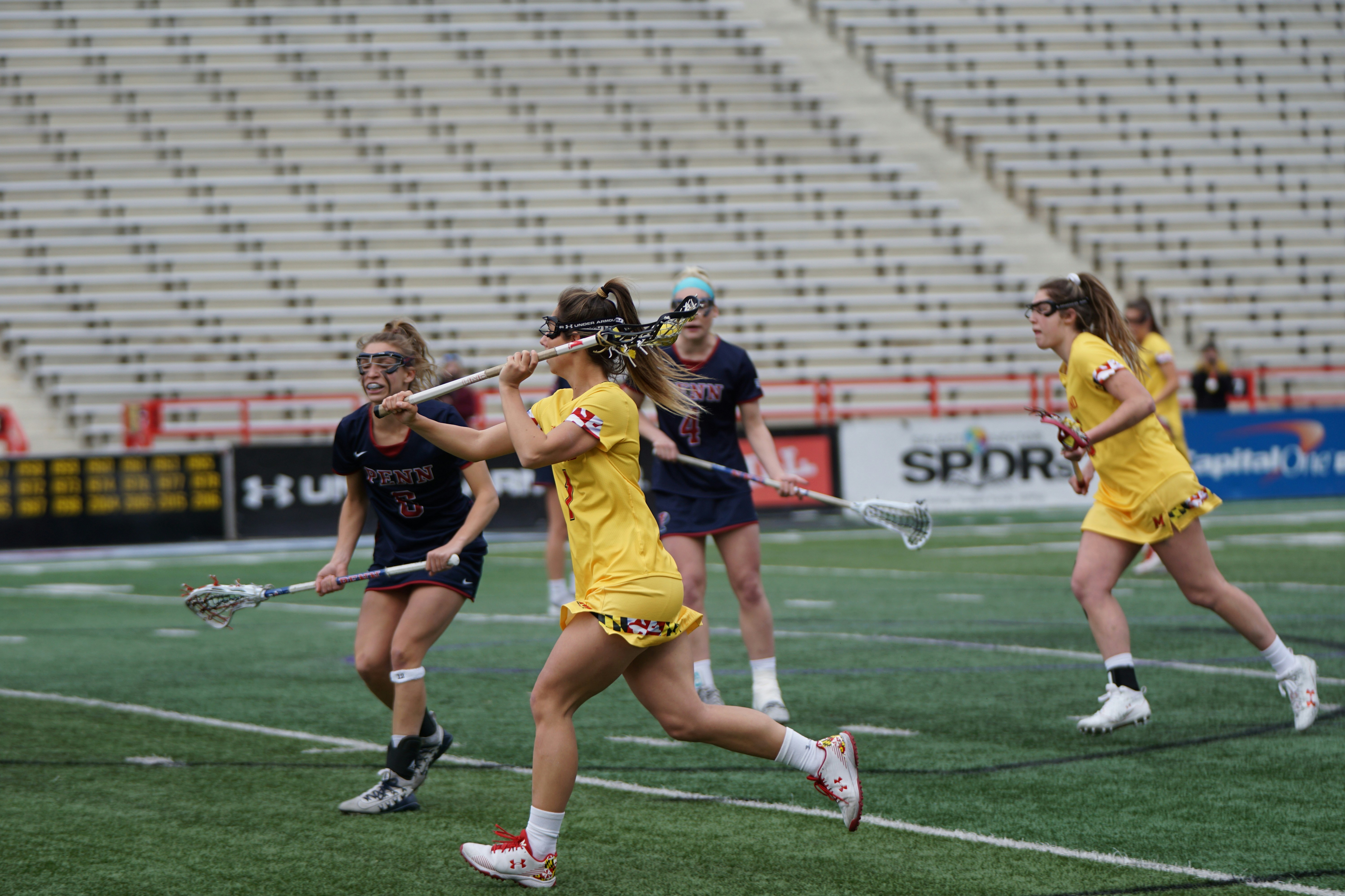 sekelompok wanita yang bermain olahraga lacrosse