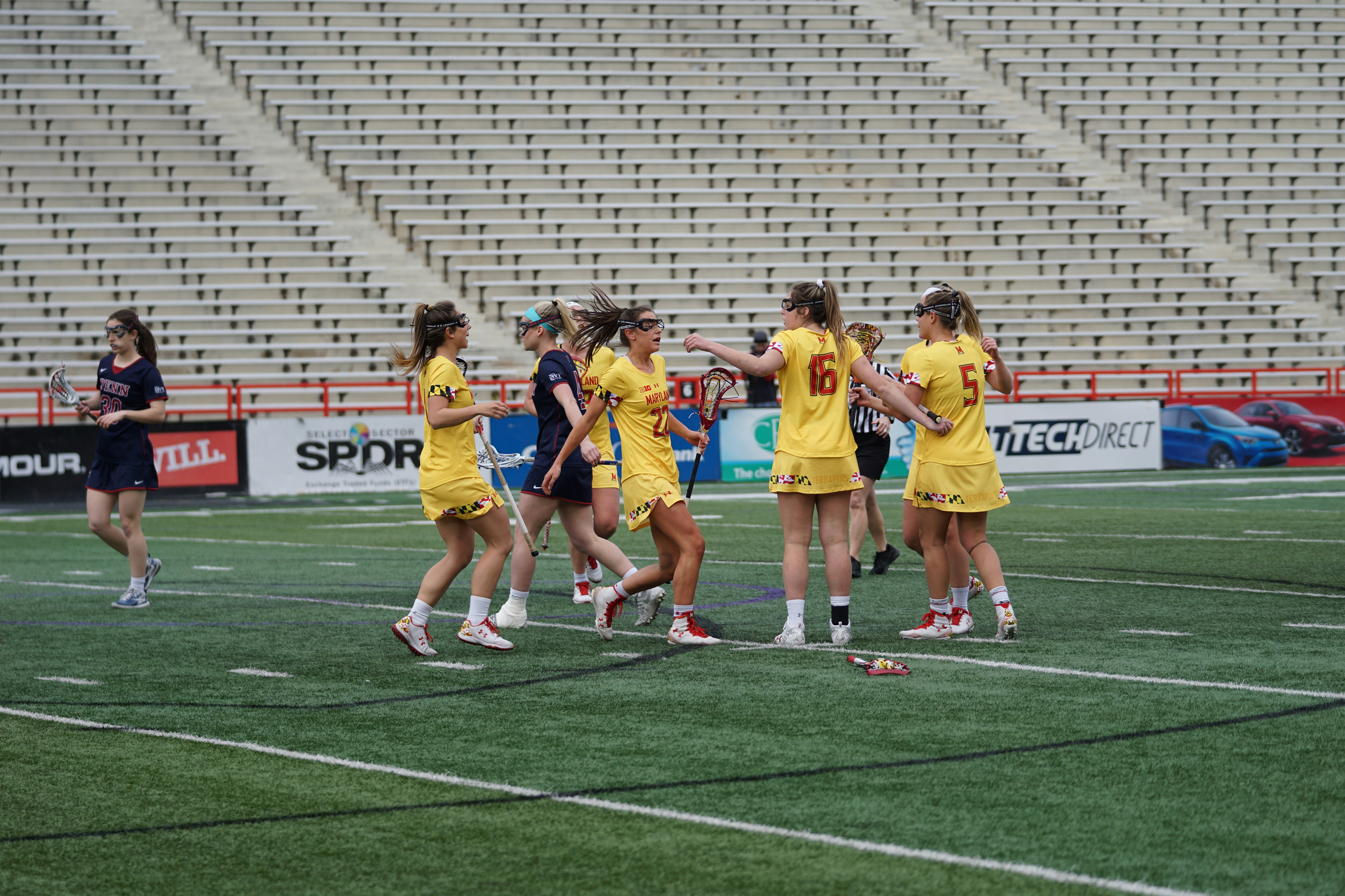 Jugadoras reunidas en círculo antes de salir al campo