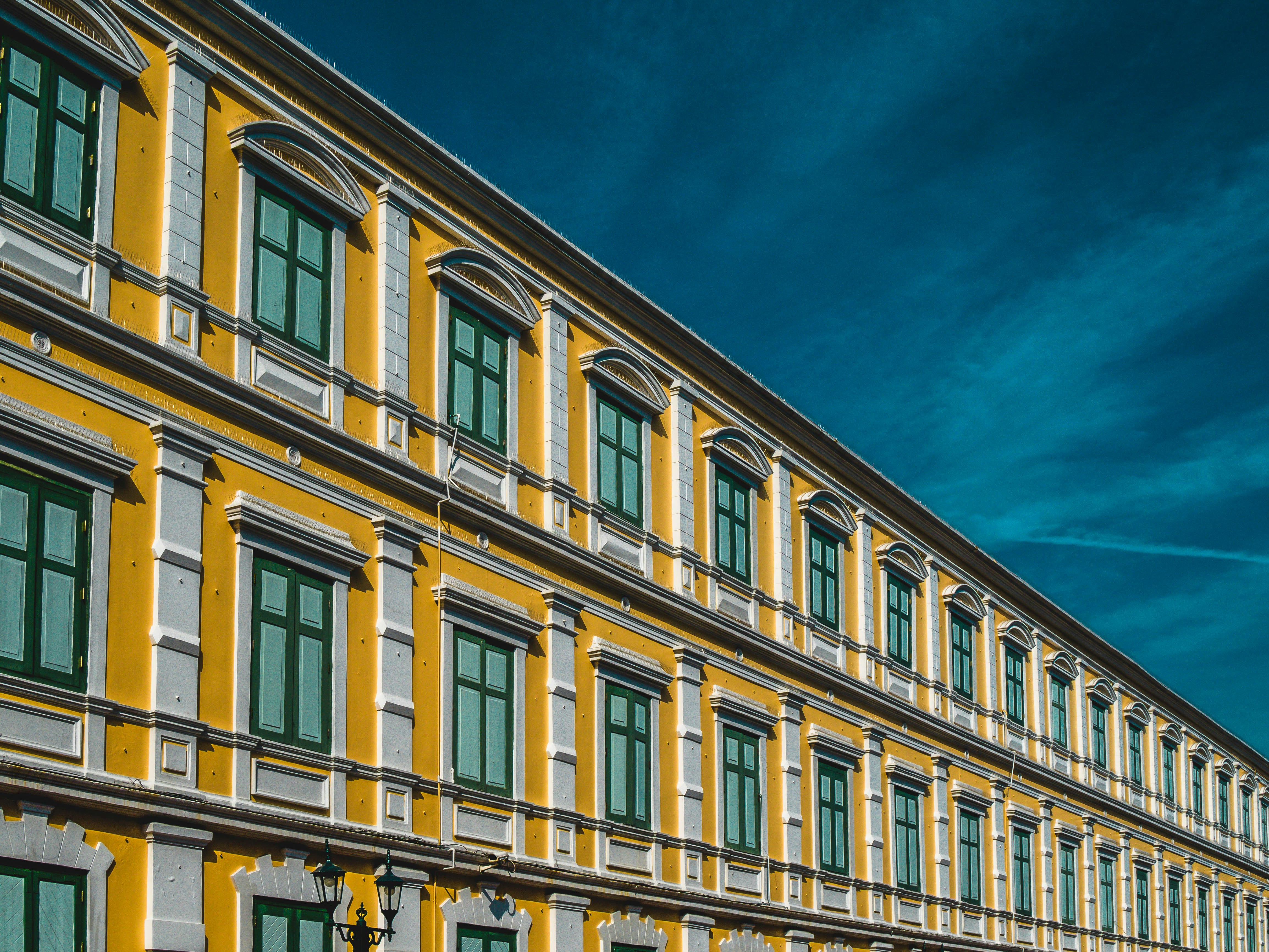 brown high-rise building