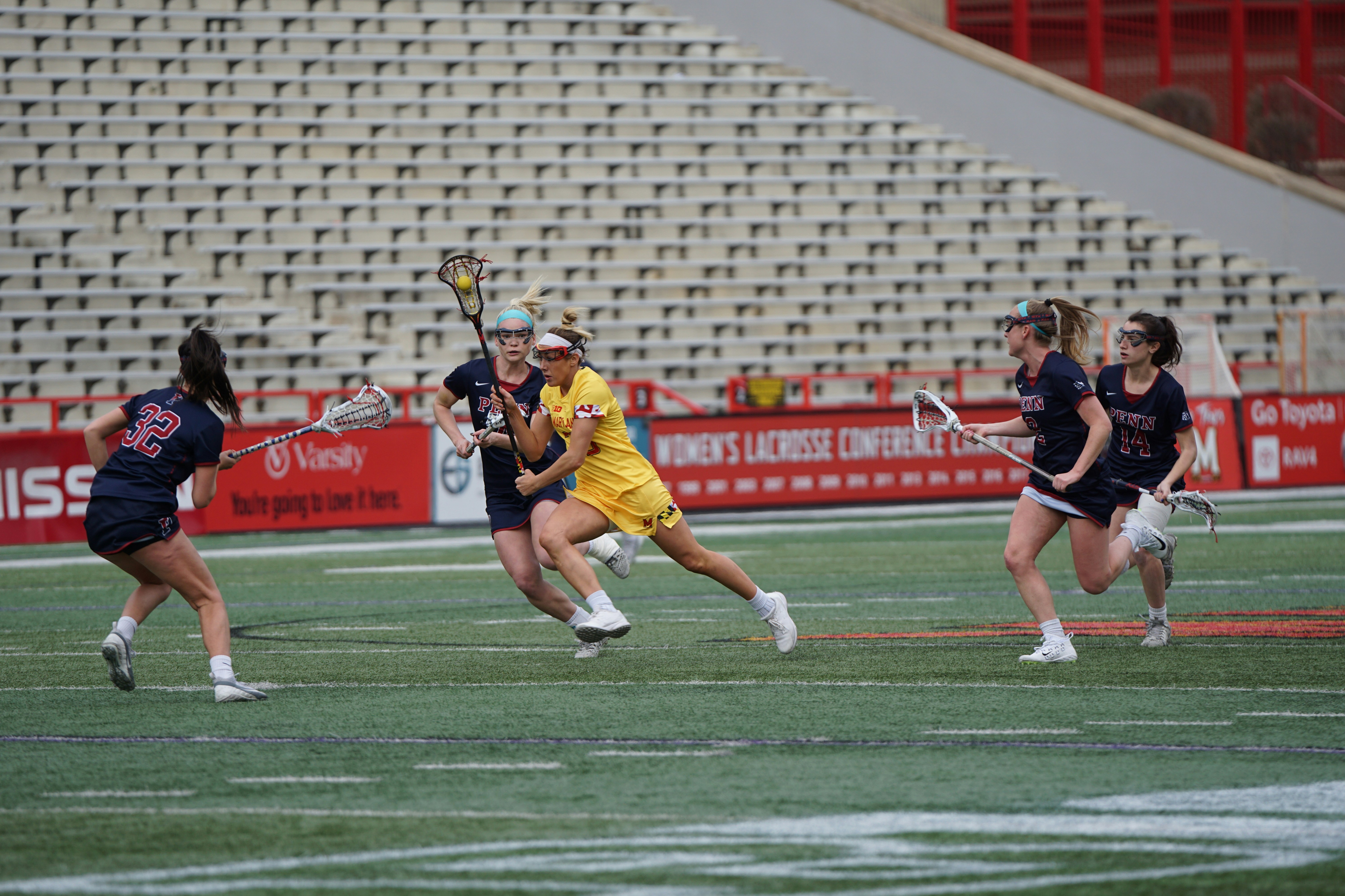 sekelompok wanita yang bermain olahraga lacrosse