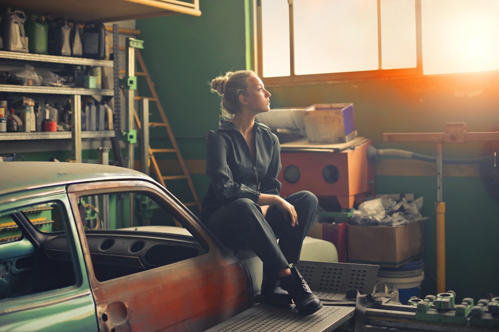 femme assise sur un véhicule orange