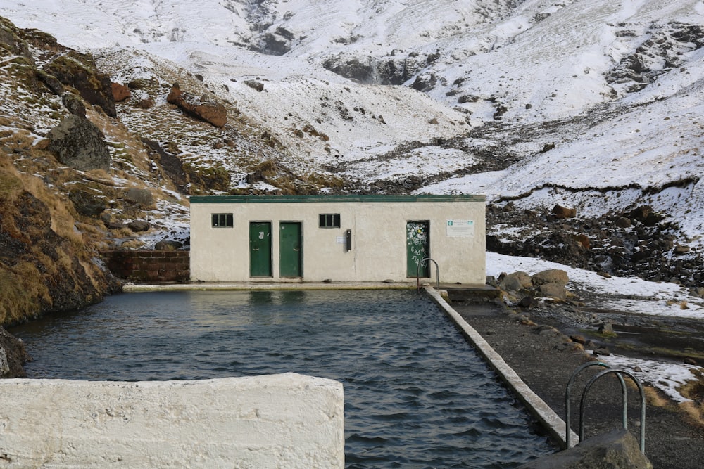 black concrete swimming pool during daytime