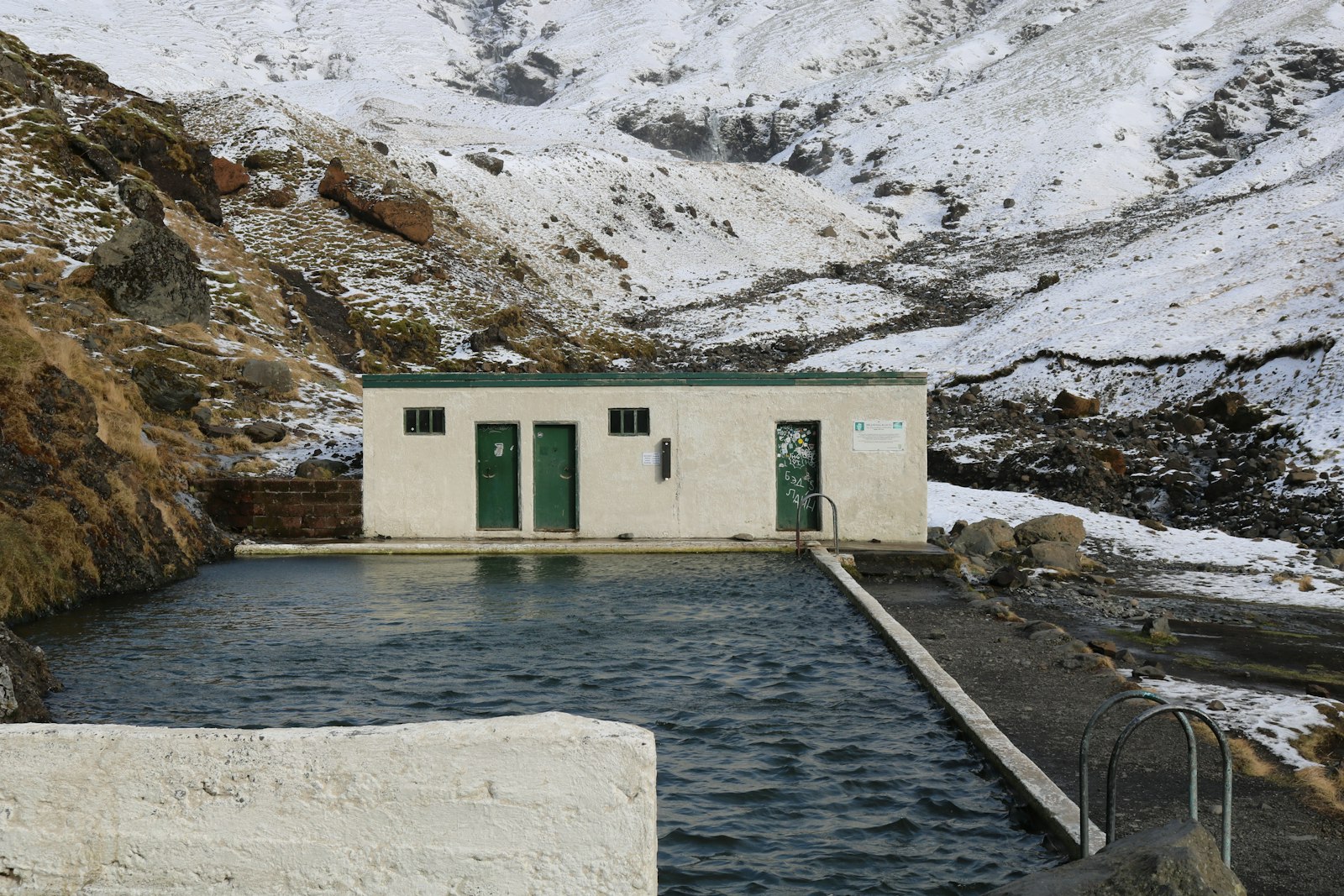 Canon EF-S 18-55mm F3.5-5.6 IS STM sample photo. Black concrete swimming pool photography