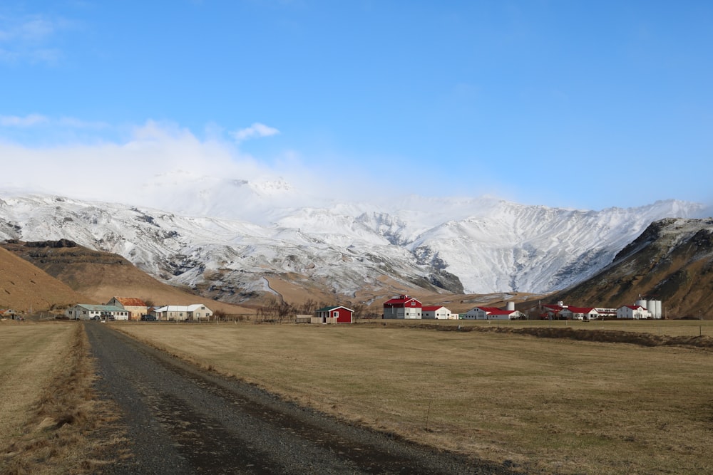 carreggiata vuota vicino alla montagna coperta di neve