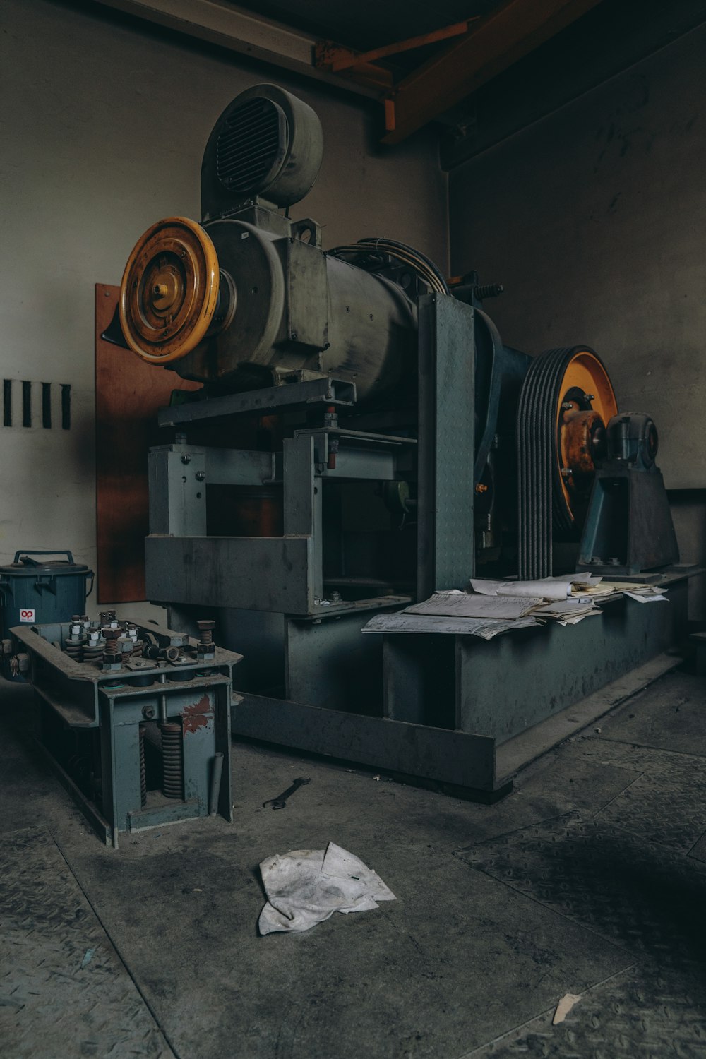 gray industrial machine