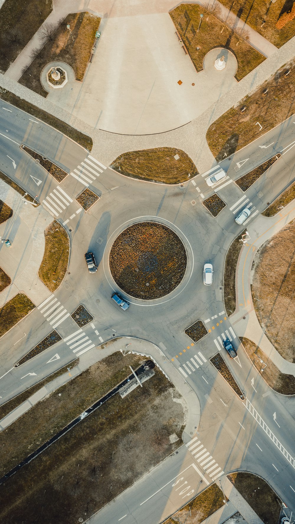 uma vista aérea de um cruzamento em uma cidade