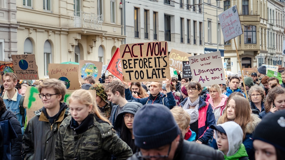 Menschen, die in der Nähe eines weißen Betongebäudes spazieren gehen