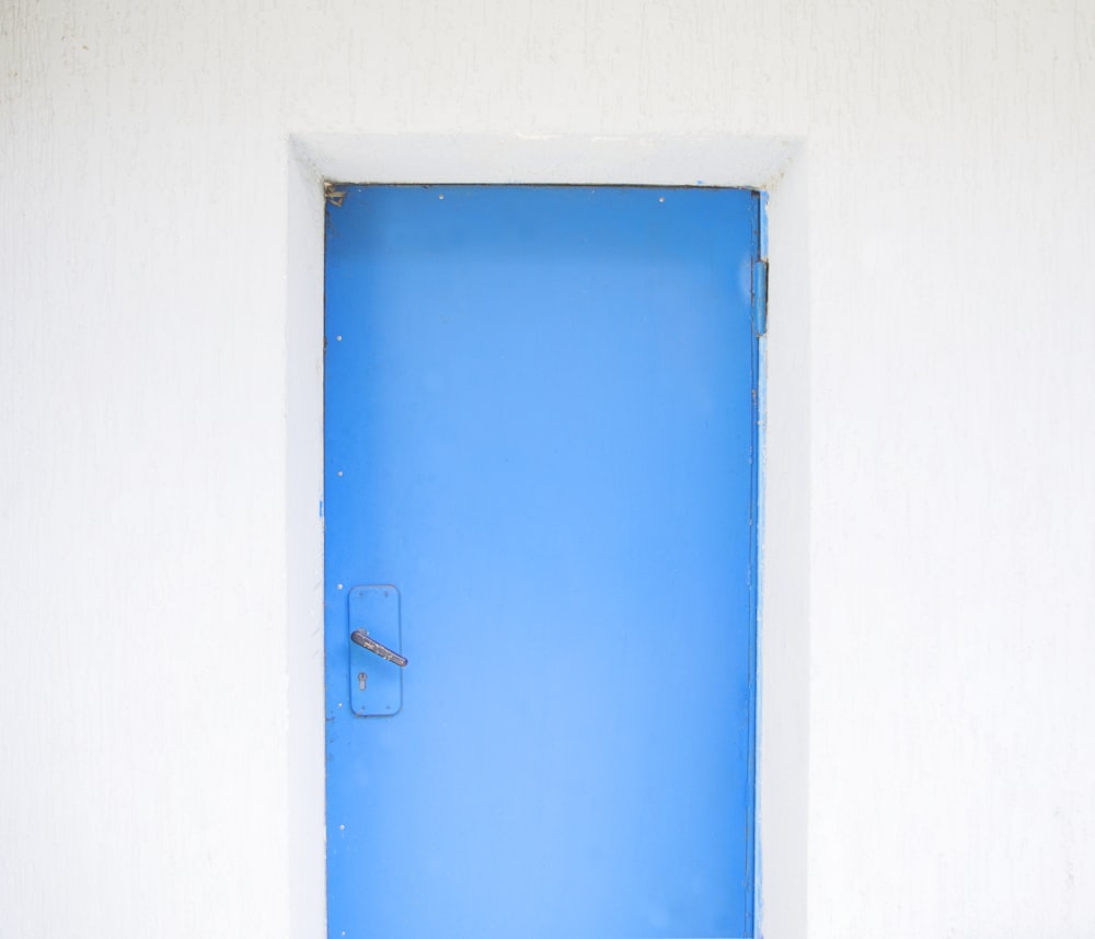 porta pintada de azul fechada