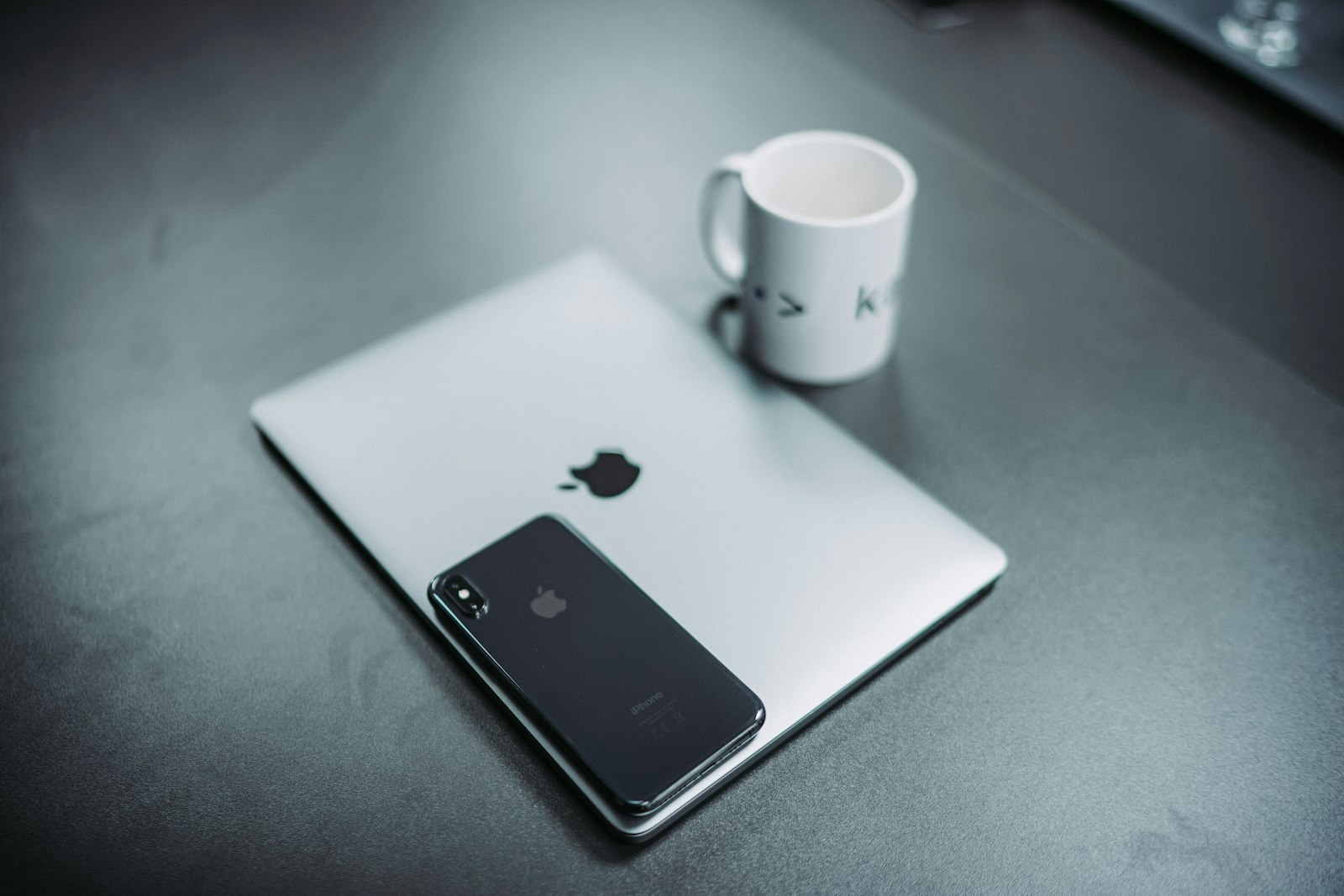 Sony a7 II + Sony Distagon T* FE 35mm F1.4 ZA sample photo. Macbook and white mug photography