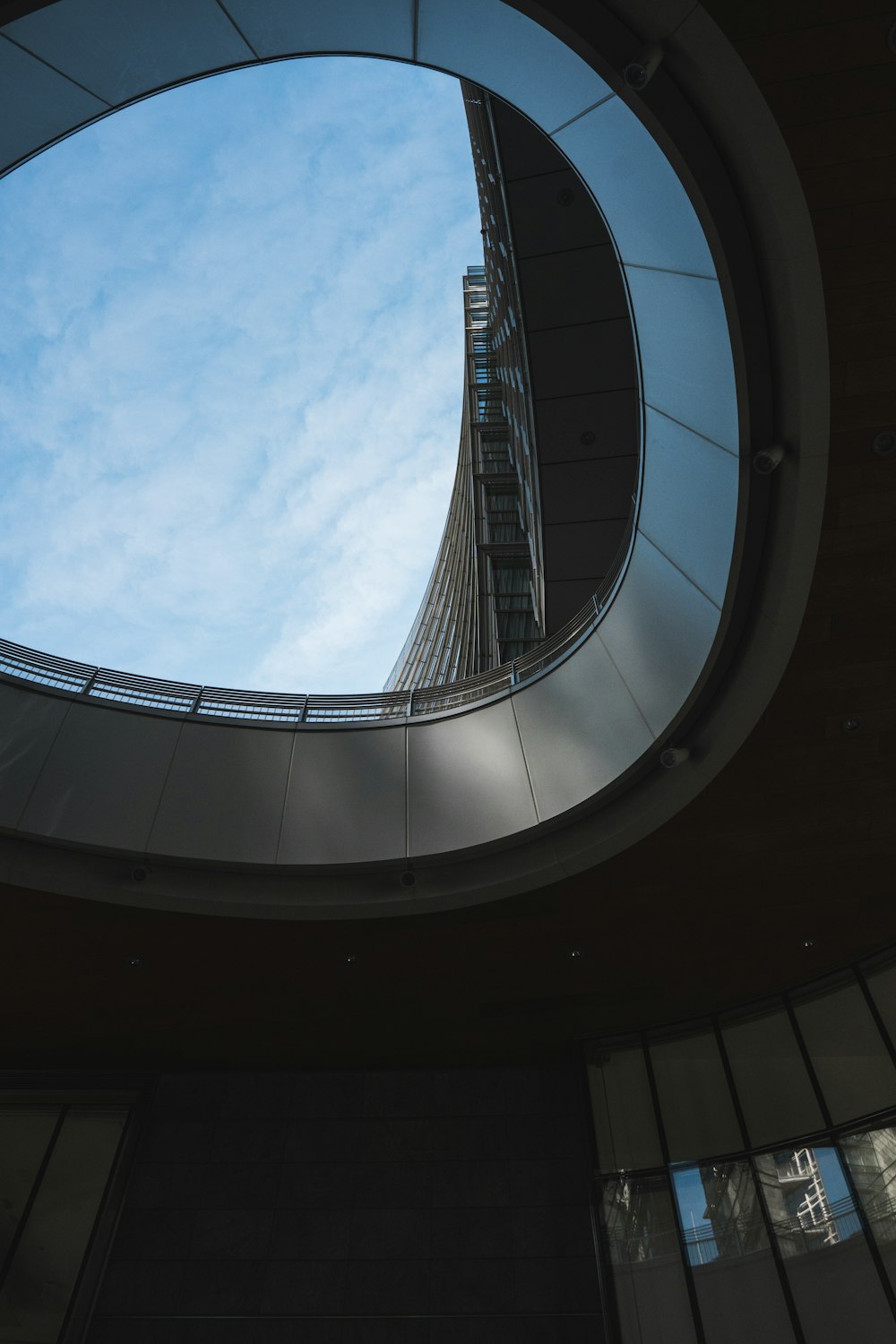 Fotografía de ángulo bajo de edificios de gran altura