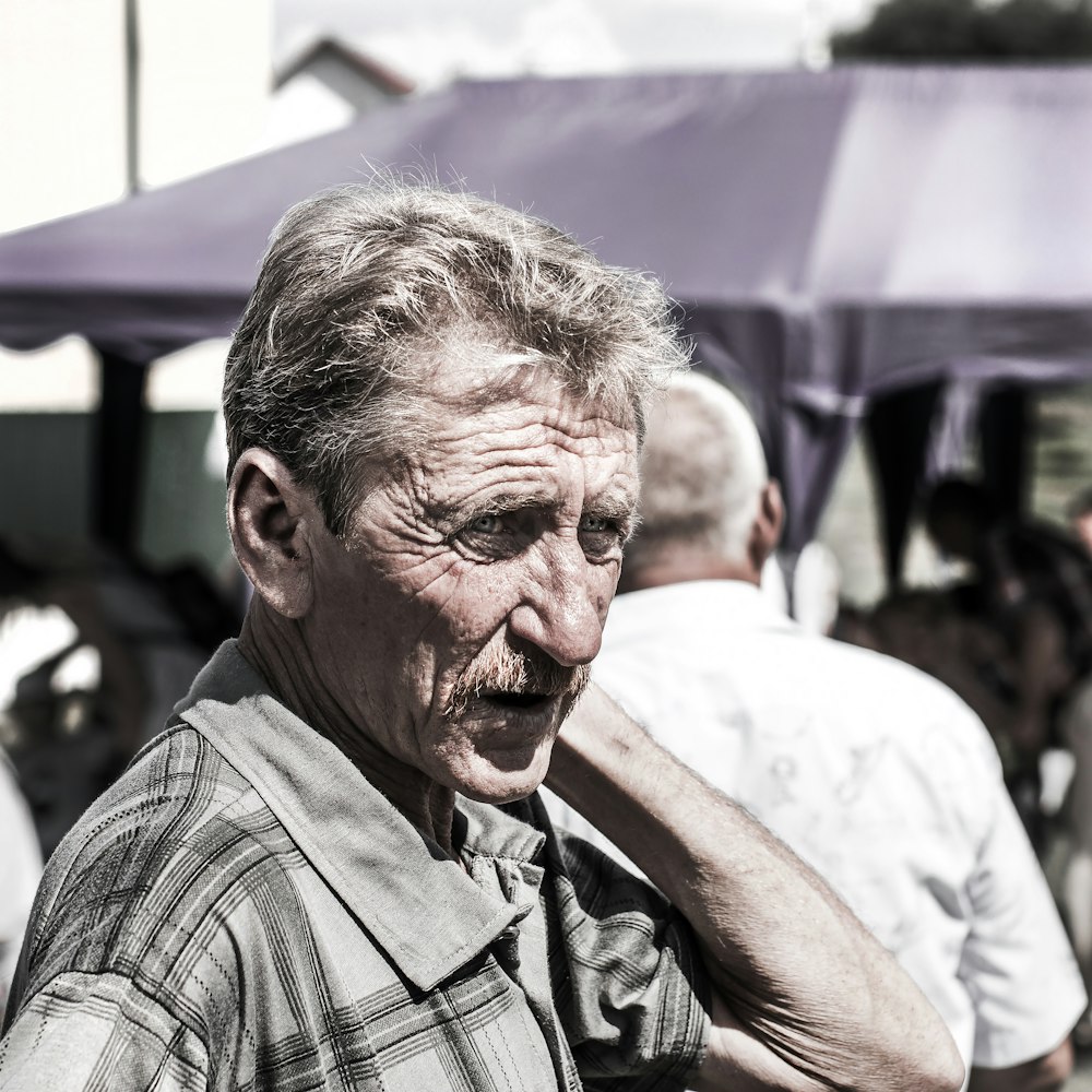 man wearing collared top