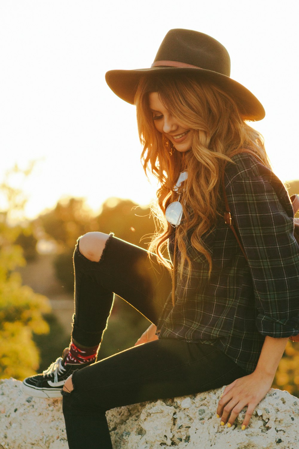 mujer waving blusa negra y sombrero