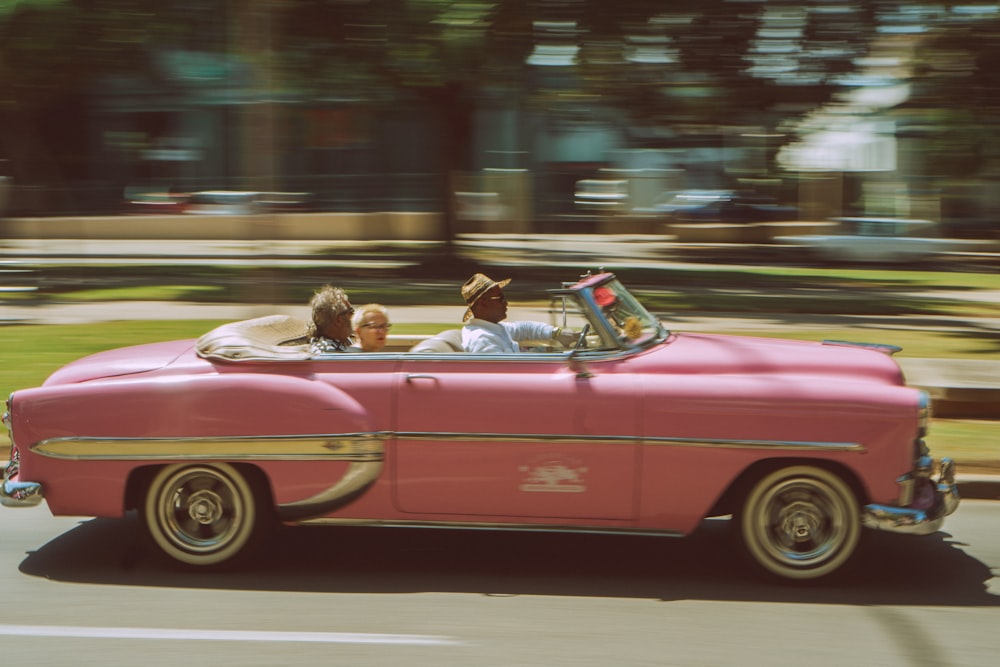 Drei-Personen-Cabrio-Coupé, das auf der Straße in der Zeitrafferfotografie vorbeifährt