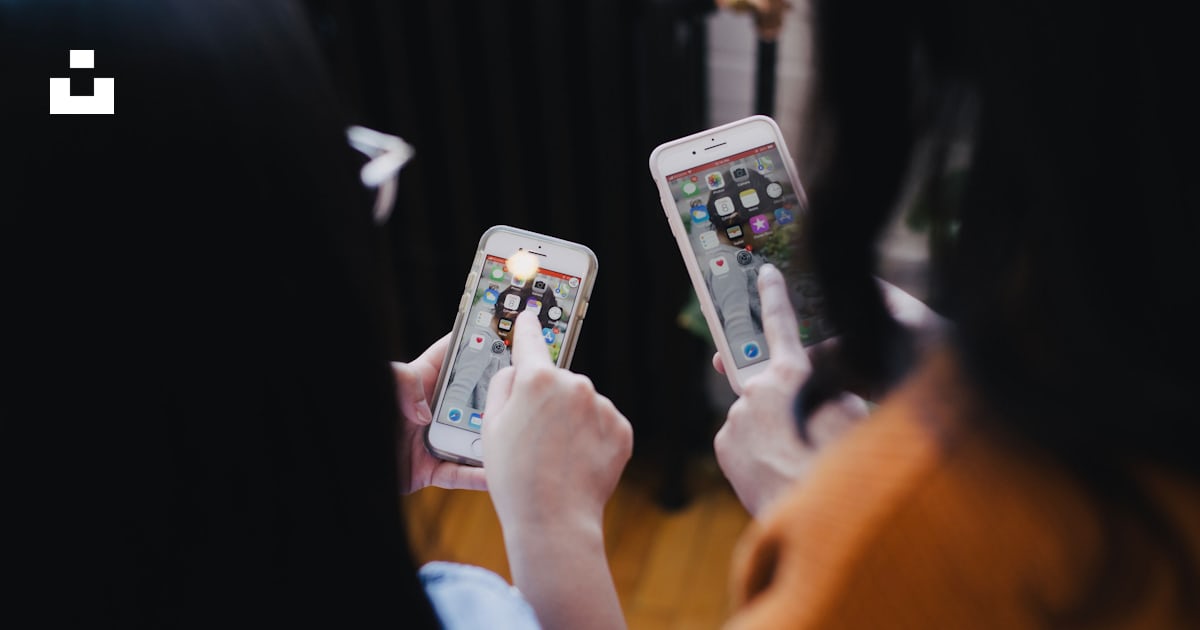 Dos mujeres operando un teléfono inteligente foto – Imagen de Interior ...