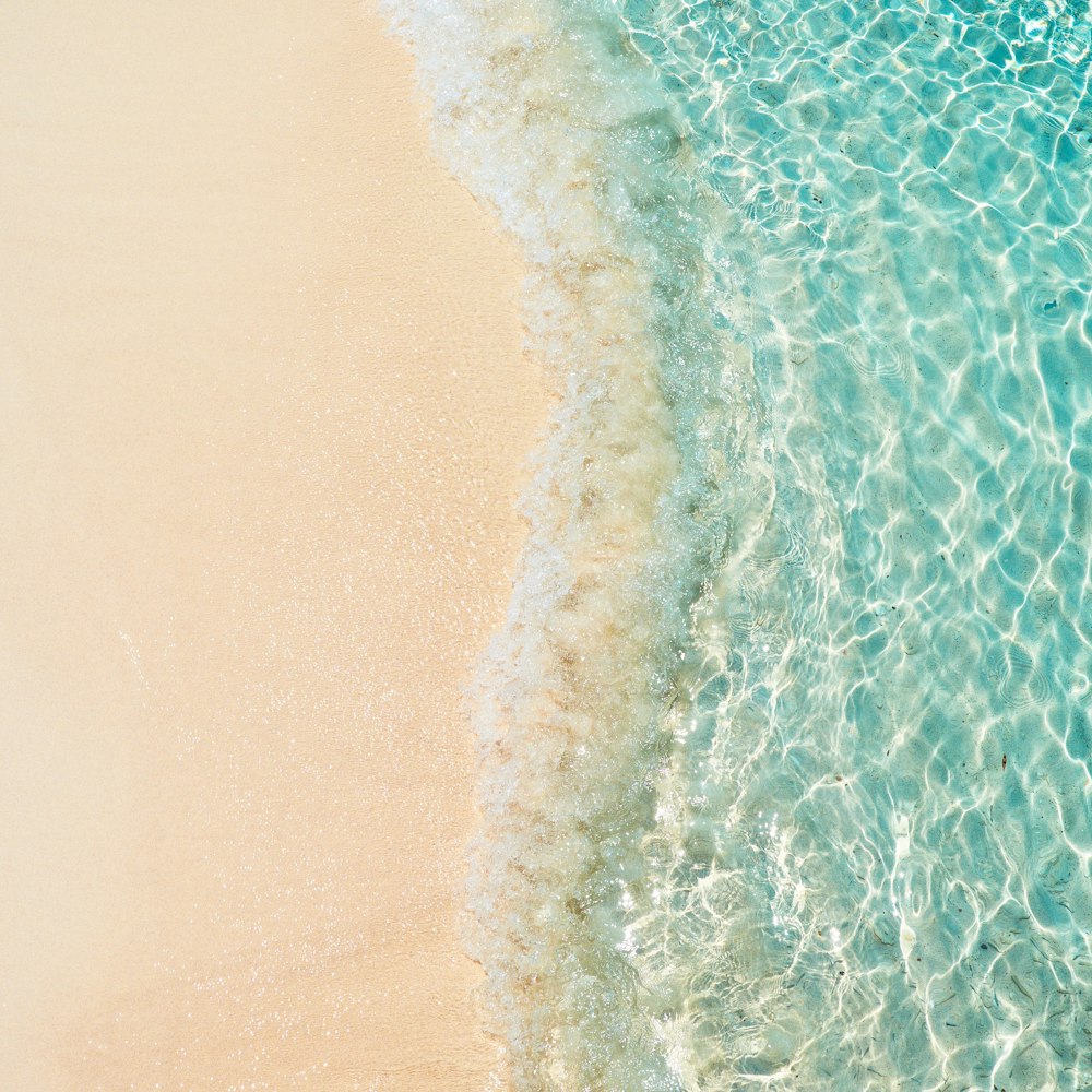 Fotografia dall'alto della riva del mare