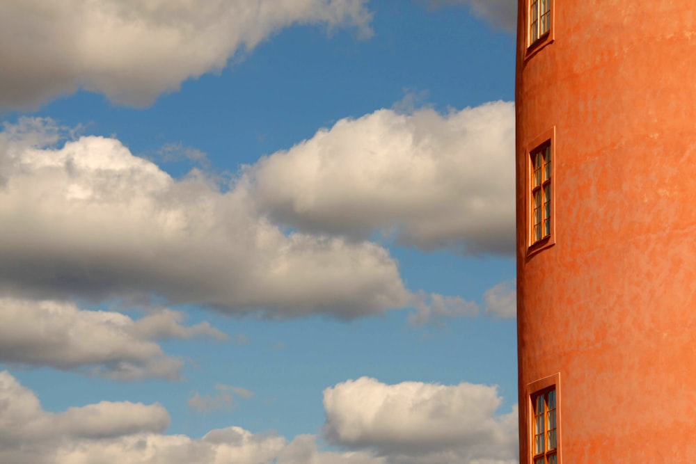 Edificio de hormigón naranja durante el día