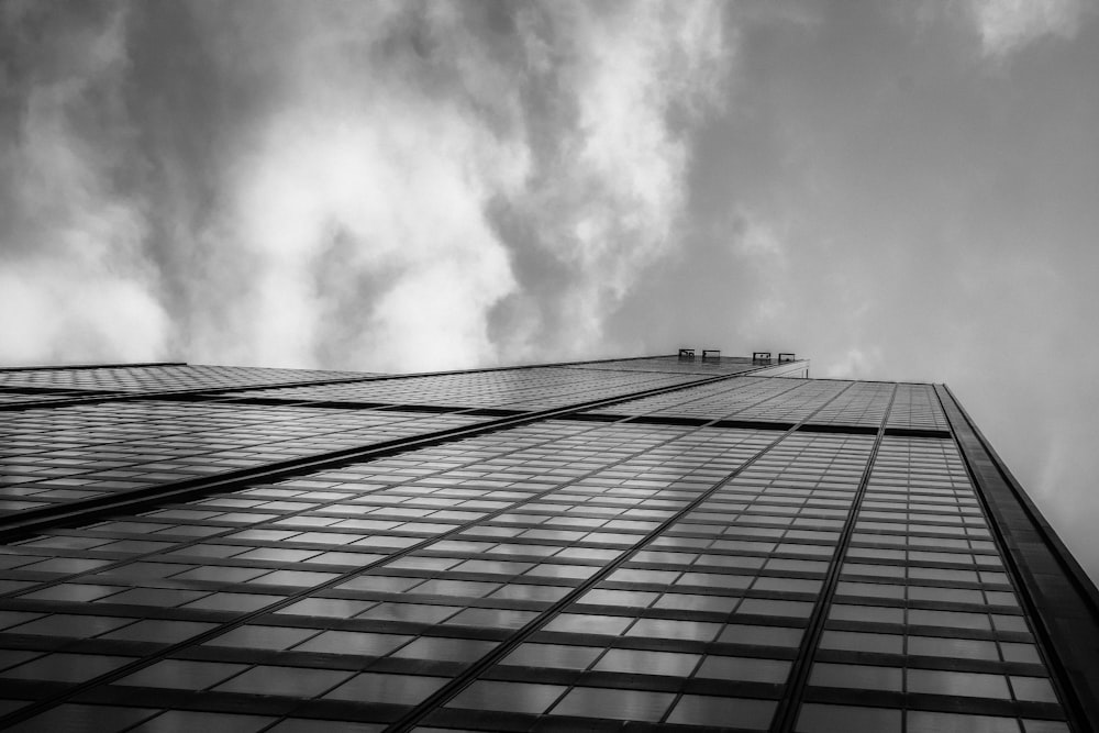 Photographie en contre-plongée en niveaux de gris d’un bâtiment en béton