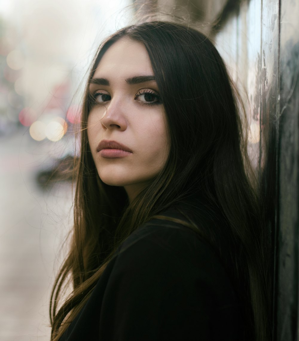 menina vestindo a fotografia do foco seletivo do top preto