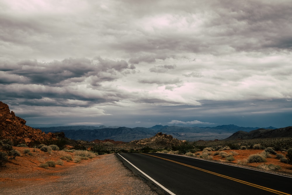 Carretera vacía durante el día