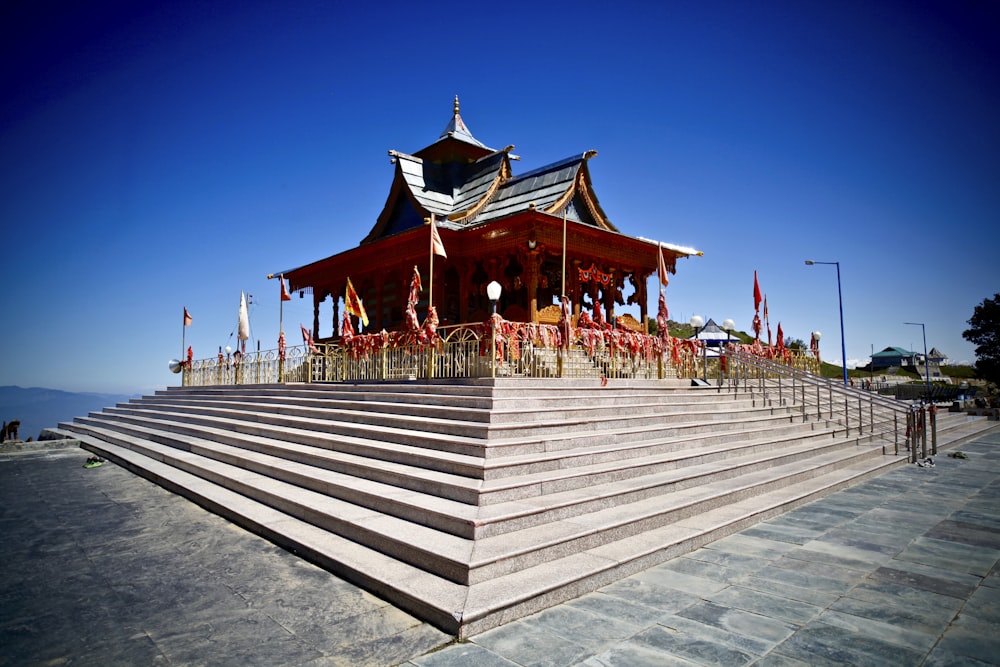 Roter und blauer Tempel am Meer bei Tag