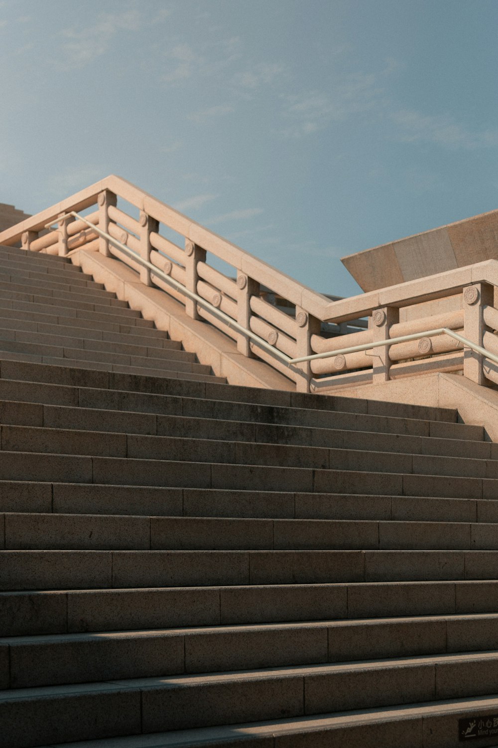 escaliers en béton gris]