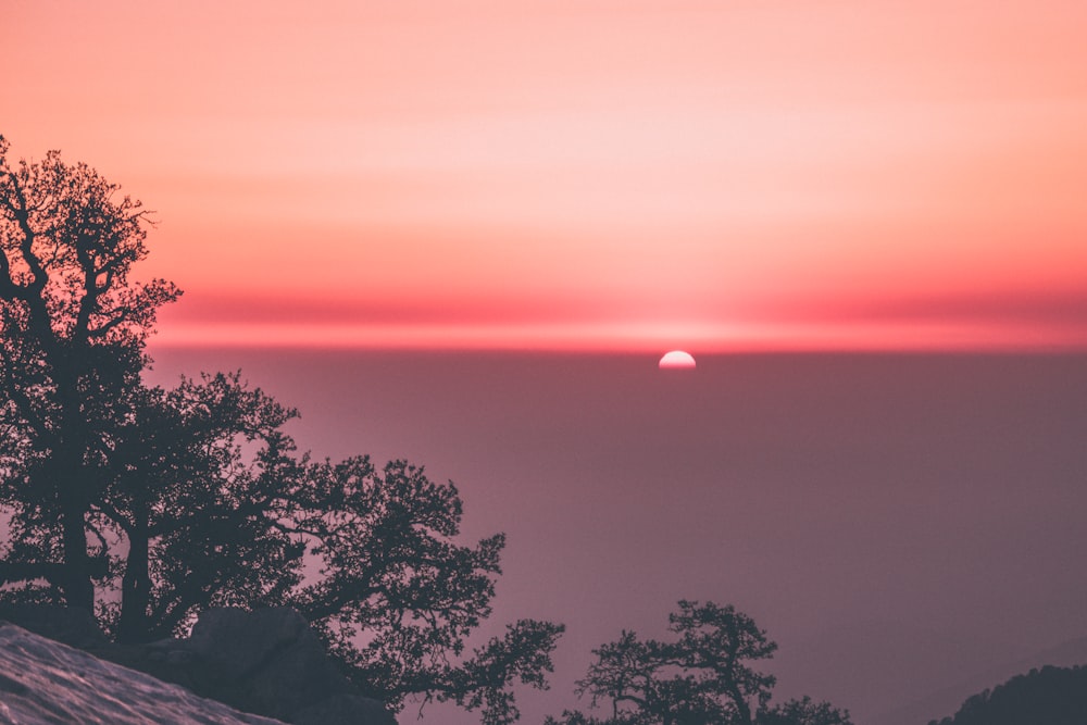 Sonnenuntergang über dem Horizont