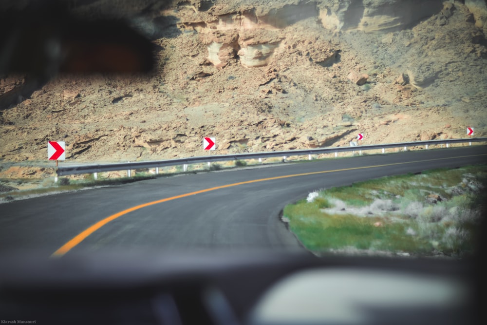 Carretera de hormigón gris durante el día