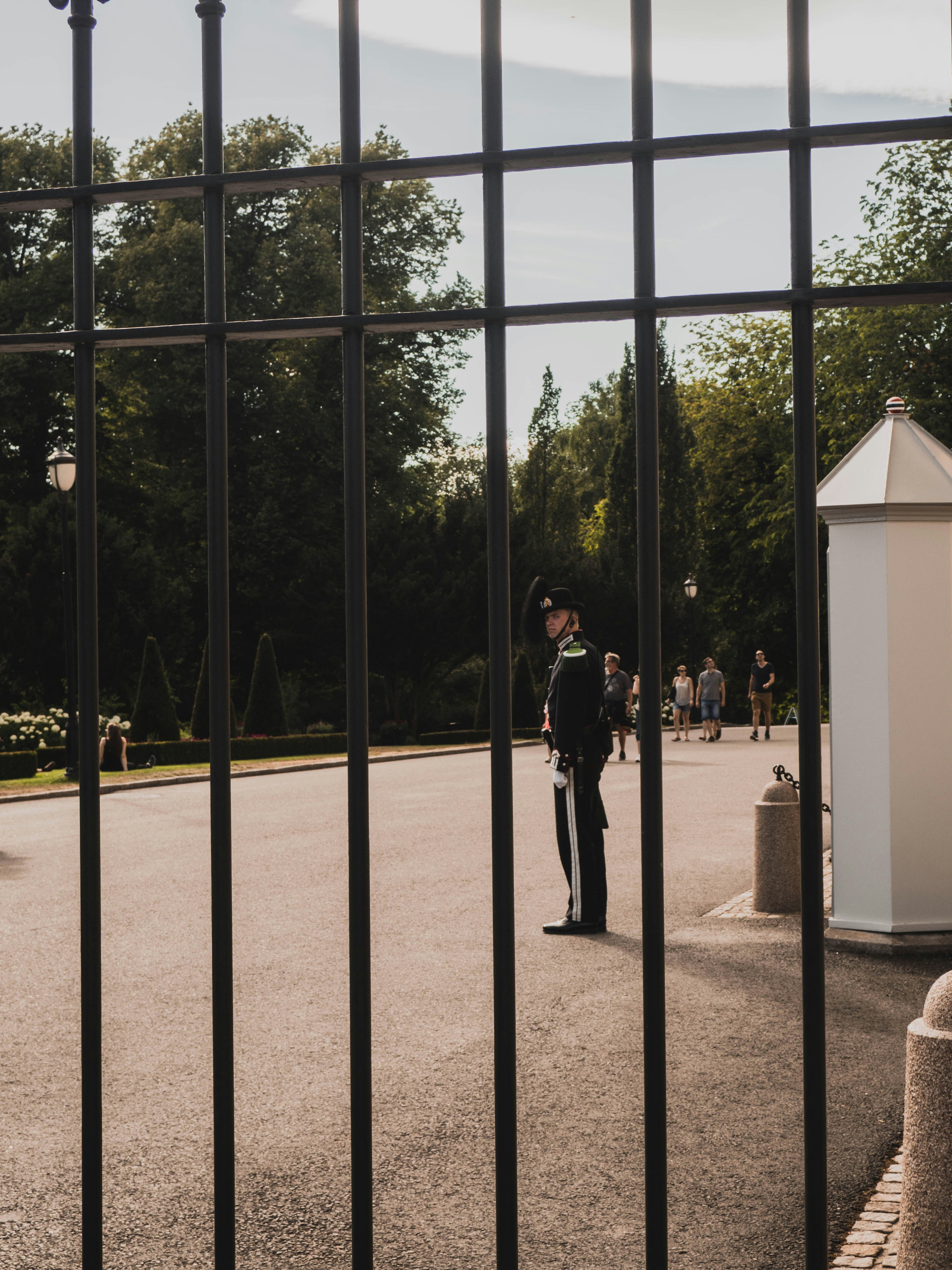 Mann im schwarzen Offiziersanzug