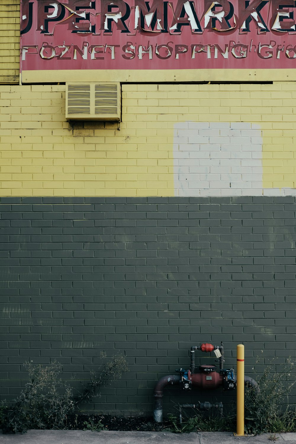 Muro de hormigón pintado de verde y amarillo