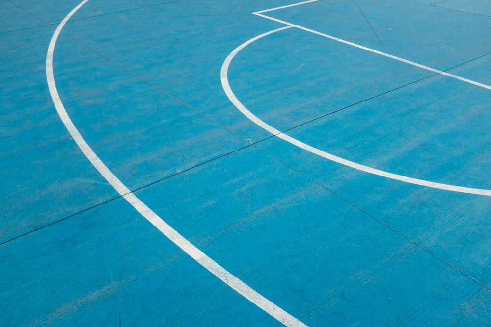 Lignes peintes en blanc sur le sol bleu de la cour