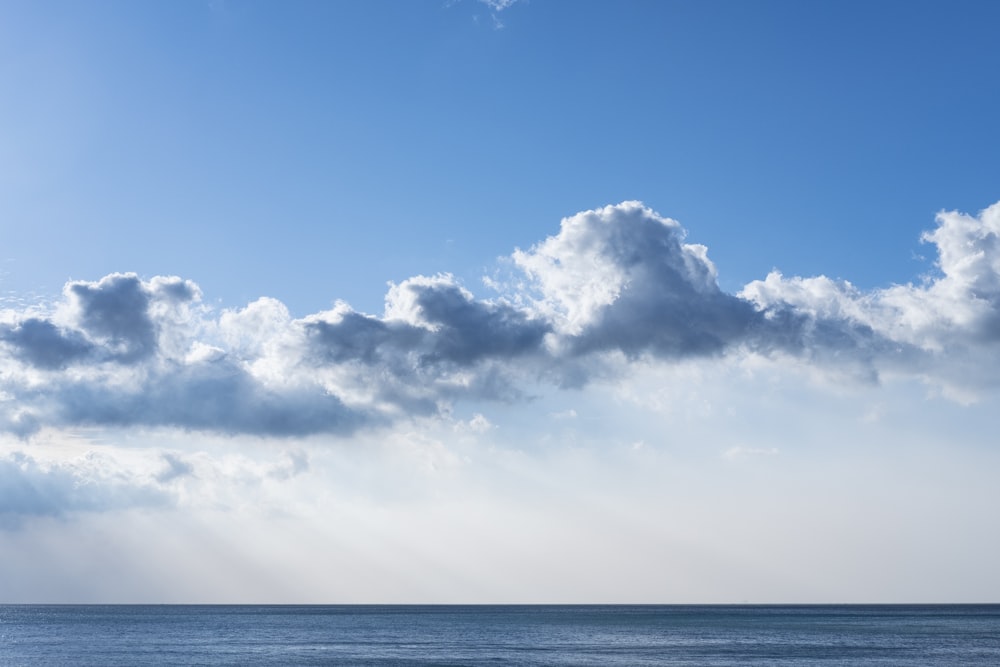 Gewässer unter bewölktem Himmel