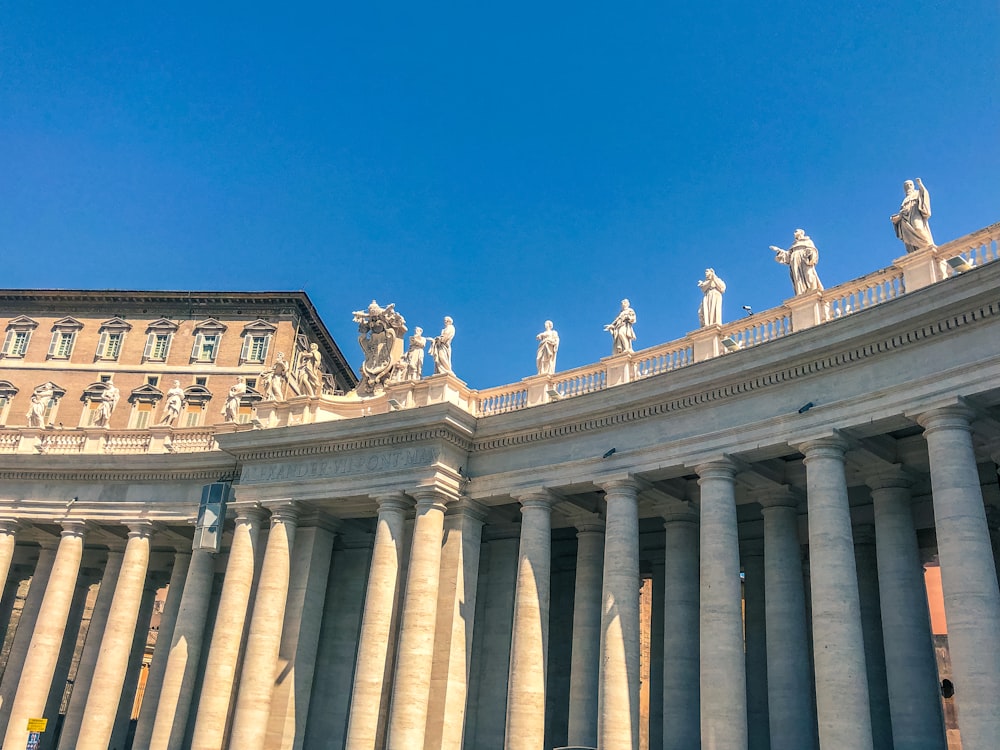 edificio a colonna in cemento grigio