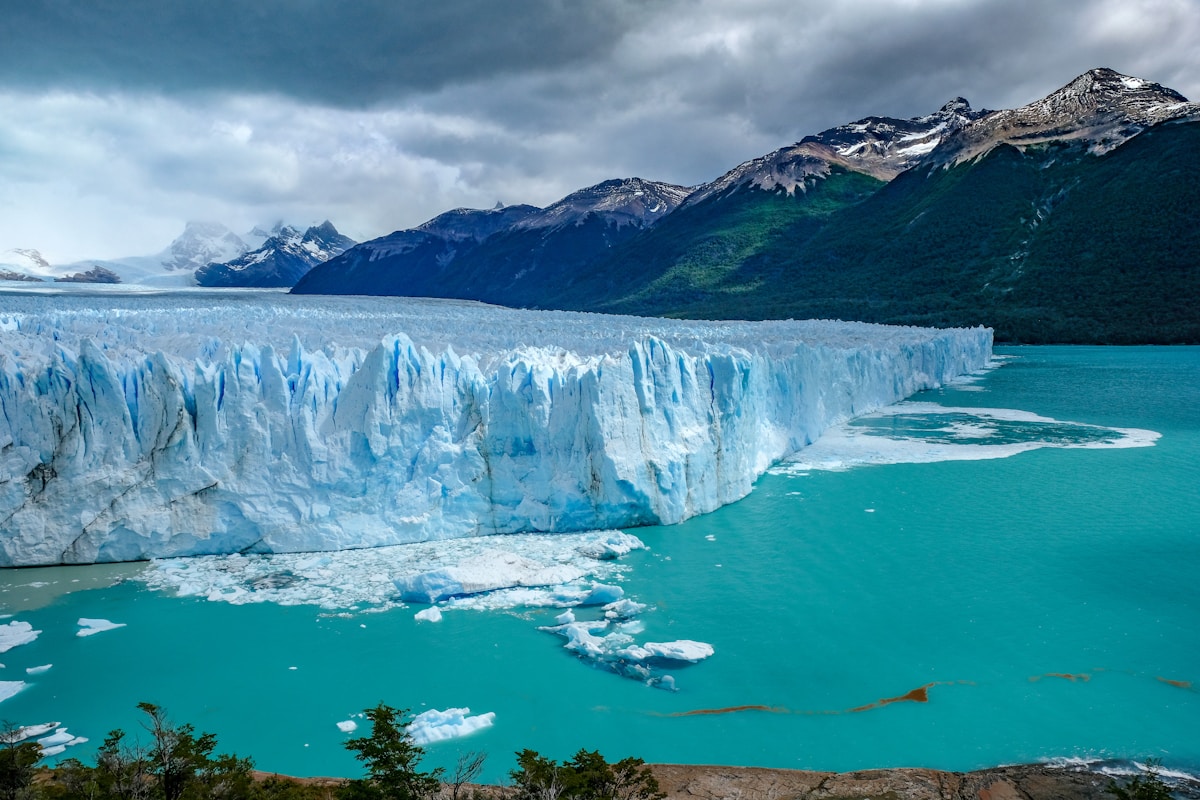 Paysage de Patagonie avec montagnes aux pics acérés et lac glaciaire