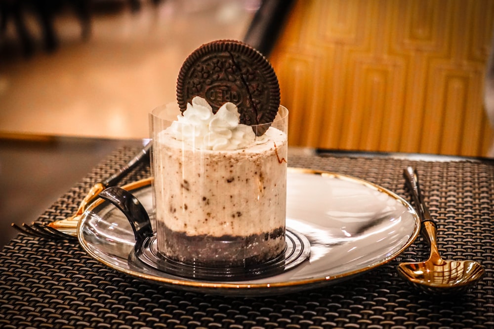 biscuit oreo trempé sur crème sur assiette