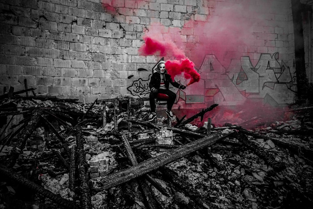 Selektives Fotografieren einer Person, die Rauch mit roter Farbe hält