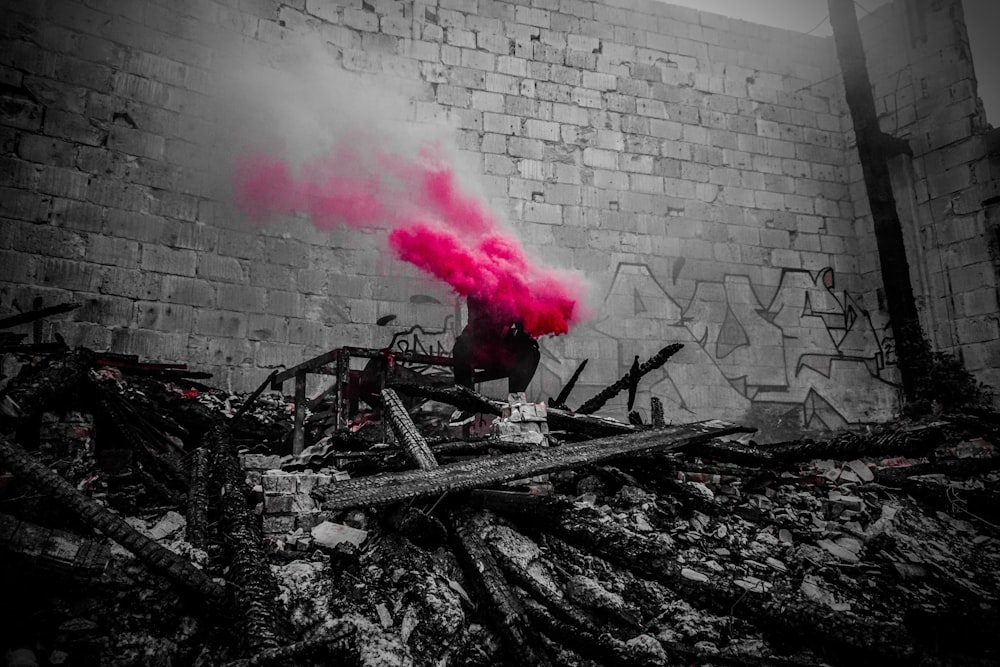 Fotografía selectiva de una persona que sostiene el humo con color rojo