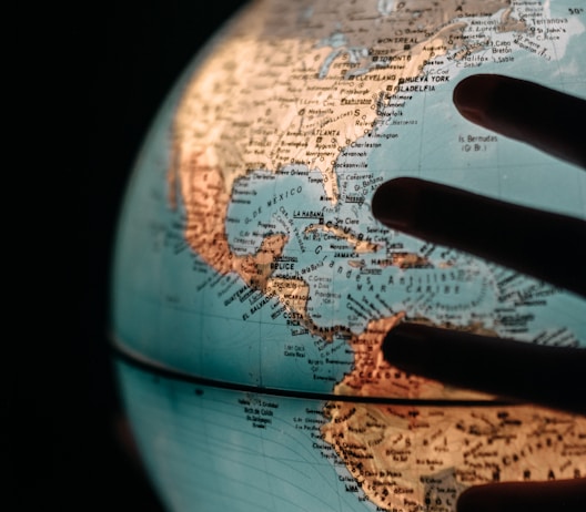 globe décor by La Victorie (https://unsplash.com/@lavictorie98)