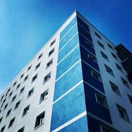 shallow focus photography of gray and blue building under blue sky at daytime